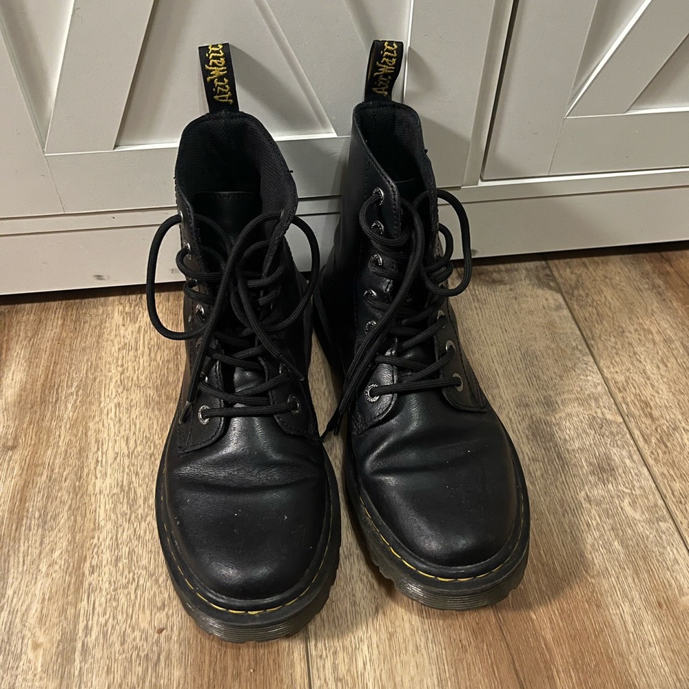 DR. MARTEN leather lace up combat boots
